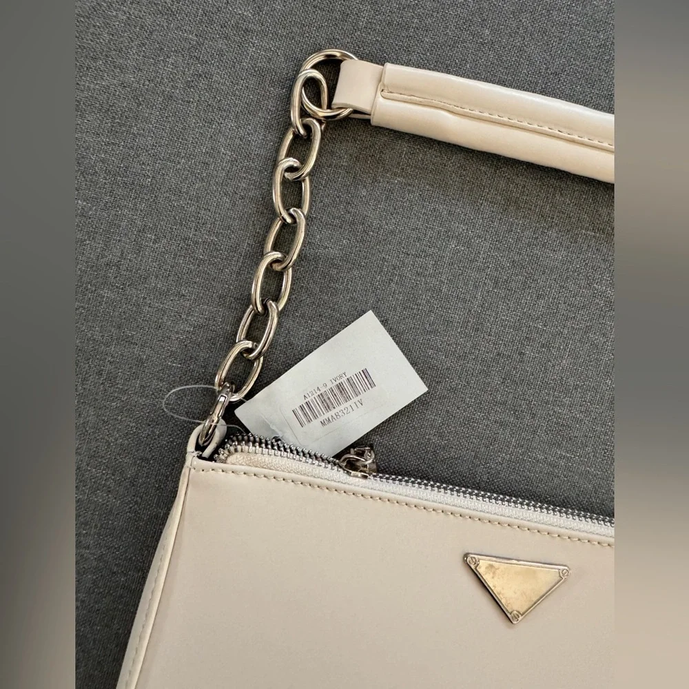 Faux leather trendy chain shoulder bag in cream - Picture 4 of 7